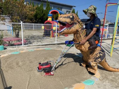 恐竜が、砂場のメンテナンスにやって来た！